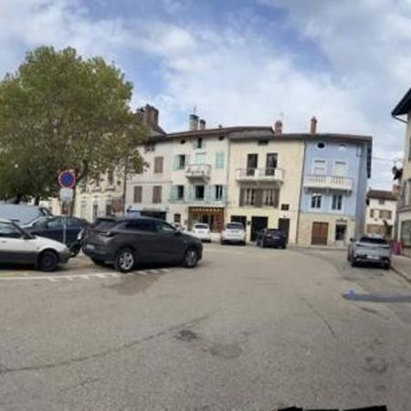 Appartement Sur La Place De Poncin Bagian luar foto