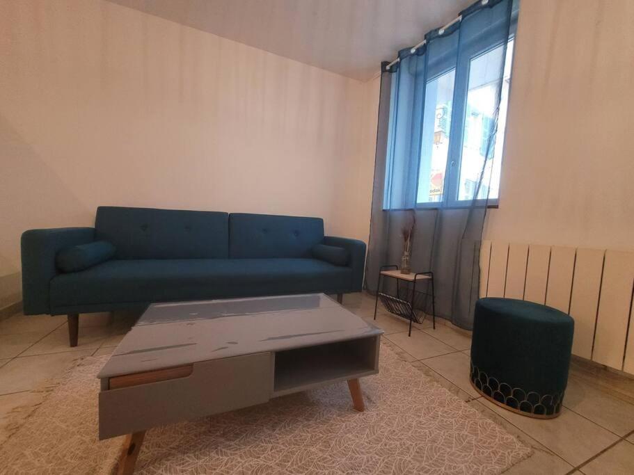 Appartement Sur La Place De Poncin Bagian luar foto