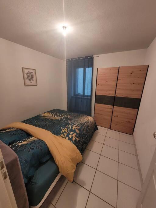 Appartement Sur La Place De Poncin Bagian luar foto