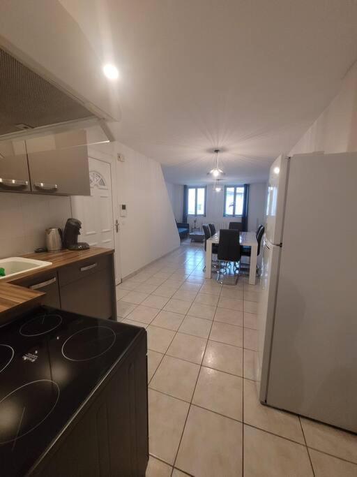 Appartement Sur La Place De Poncin Bagian luar foto