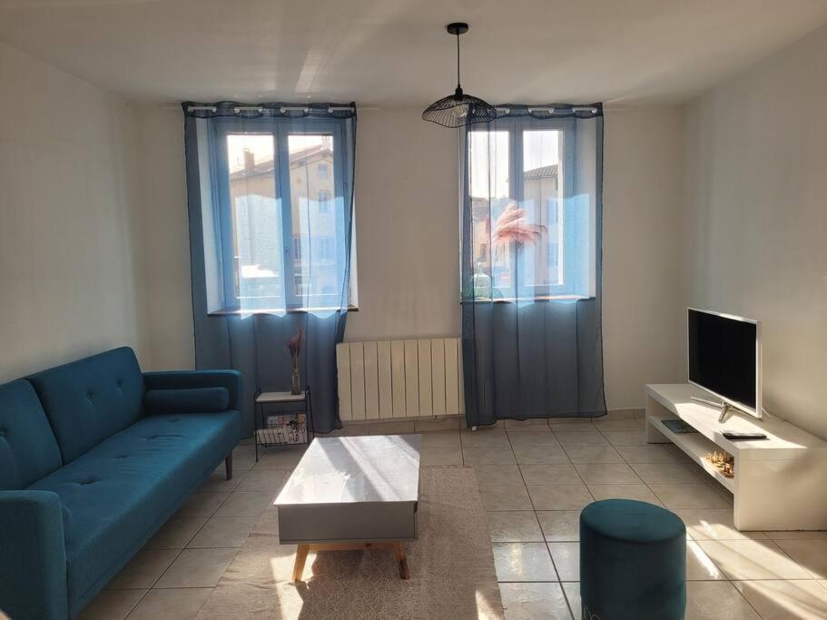 Appartement Sur La Place De Poncin Bagian luar foto