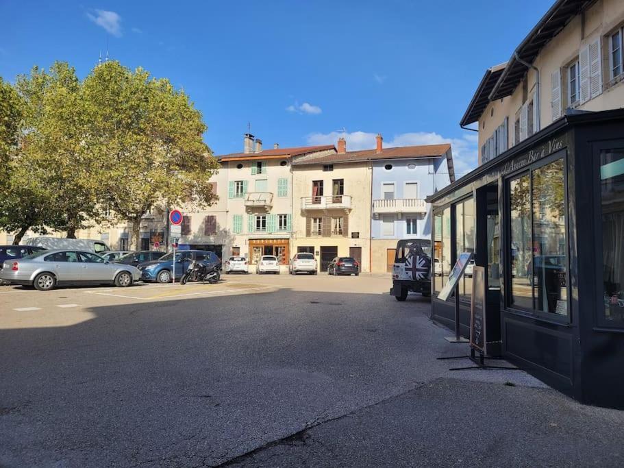 Appartement Sur La Place De Poncin Bagian luar foto
